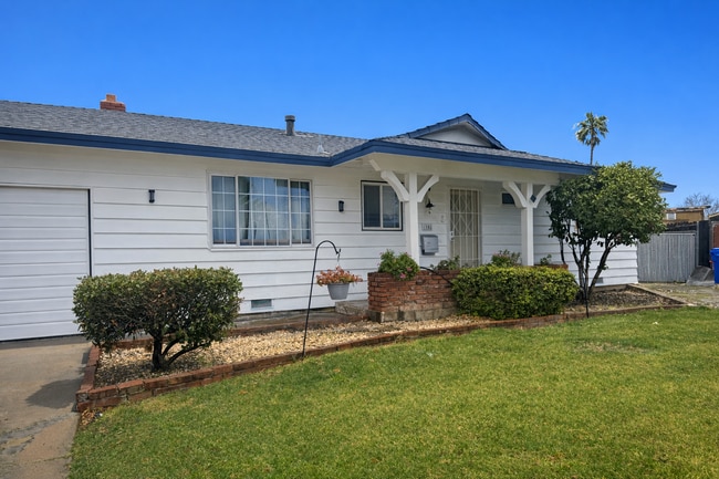 1006 Franzel Rd in Red Bluff, CA - Building Photo - Building Photo