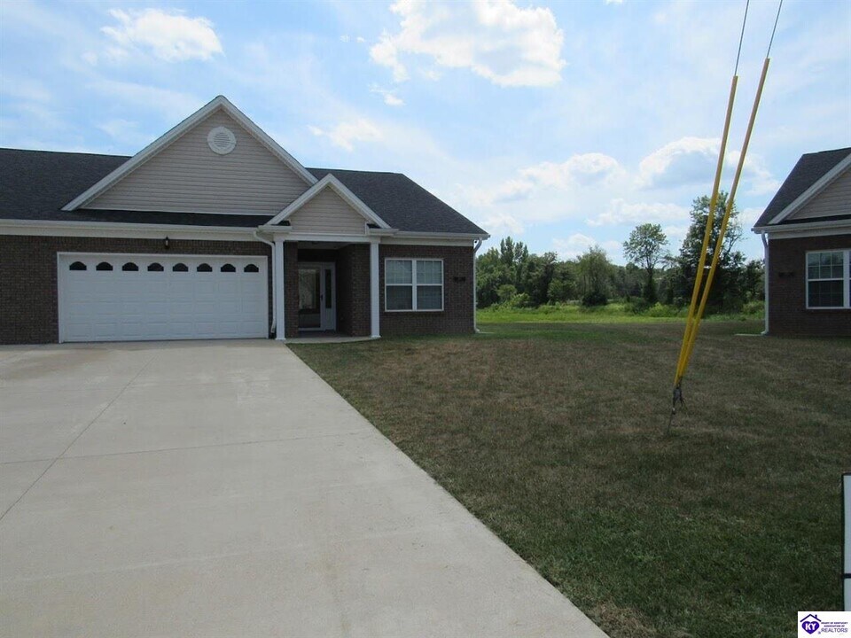 166 Shirley Blvd in Vine Grove, KY - Building Photo