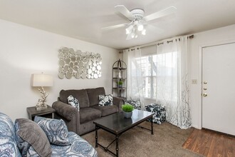 Madison Pointe in College Station, TX - Building Photo - Building Photo