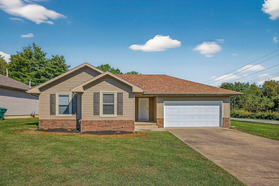 2215 W Roxbury St in Springfield, MO - Building Photo