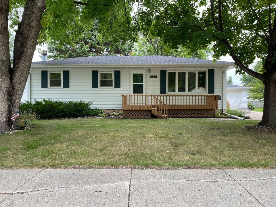 805 S 21st St in Grand Forks, ND - Building Photo