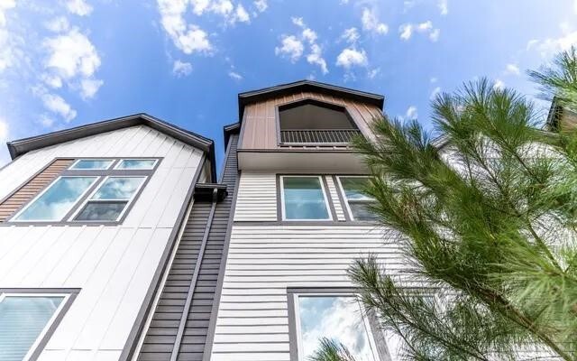 property at 3275 Summer St