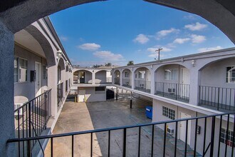 West Adams Studios in Los Angeles, CA - Foto de edificio - Building Photo