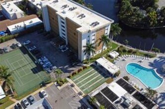 3020 NE 16th Ave, Unit 103 in Oakland Park, FL - Foto de edificio - Building Photo