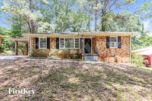 2392 Hopewell Ln in Decatur, GA - Building Photo