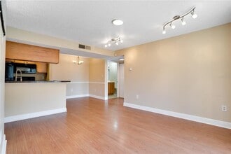 806 Lake Haven Square in Brandon, FL - Building Photo - Building Photo