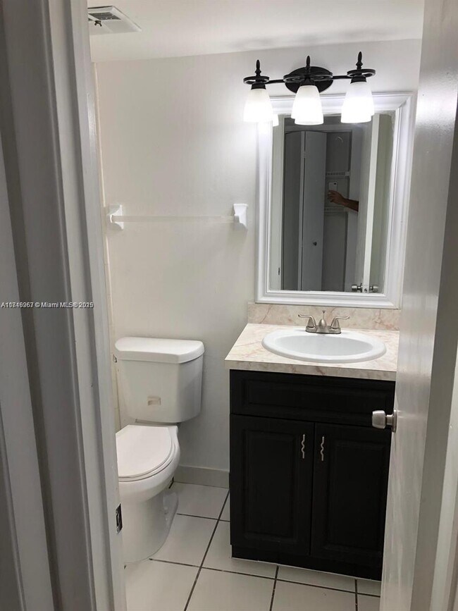 6745 W 26th Dr in Hialeah, FL - Foto de edificio - Building Photo