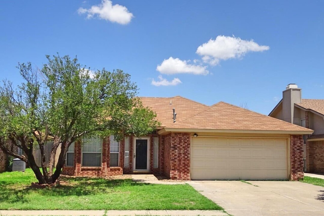 6118 8th Dr in Lubbock, TX - Foto de edificio