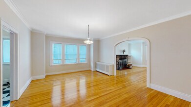 73 Green St, Unit 2 in Brookline, MA - Foto de edificio - Building Photo