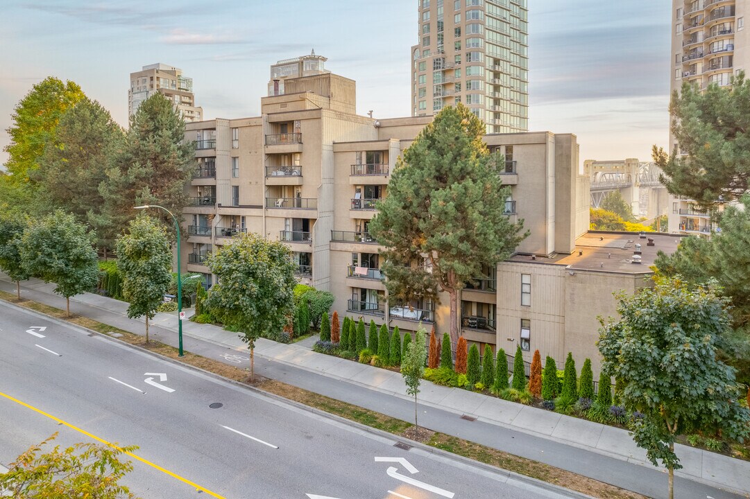 Chelsea Terrace in Vancouver, BC - Building Photo