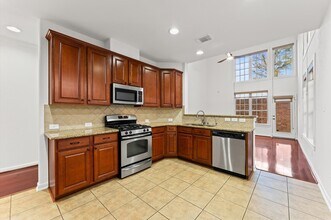 1246 Glenwood Canyon Ln in Houston, TX - Foto de edificio - Building Photo