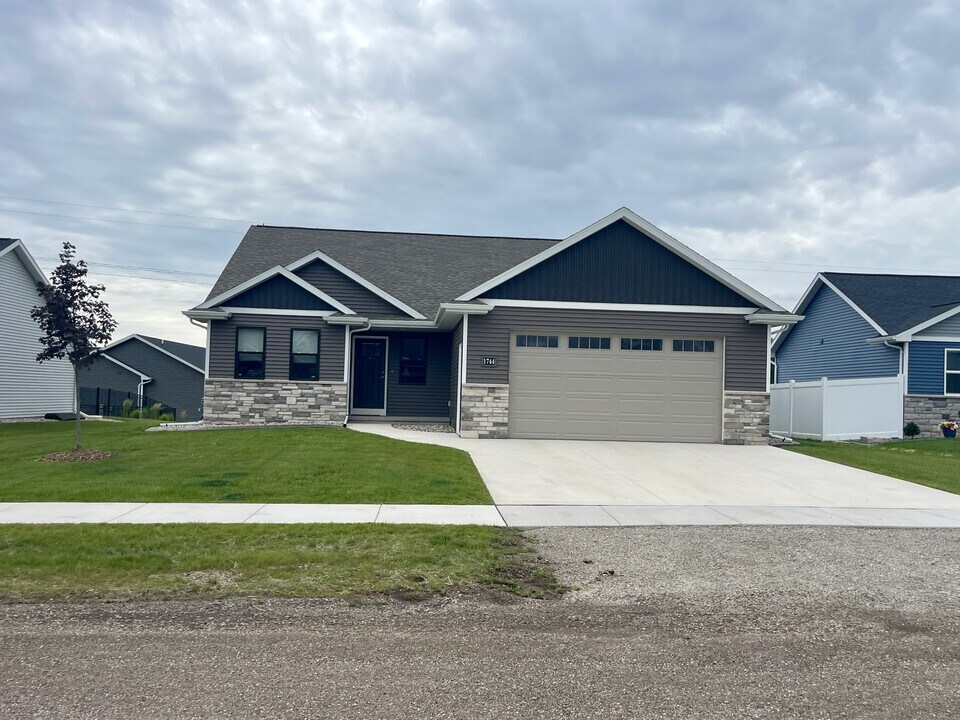 1744 Patriot Way in Neenah, WI - Building Photo
