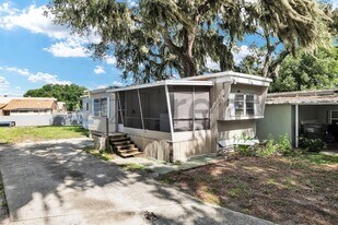 Unit in Lakeland, FL - Building Photo