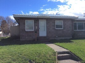 1402-4-1404 Y Ave in La Grande, OR - Building Photo