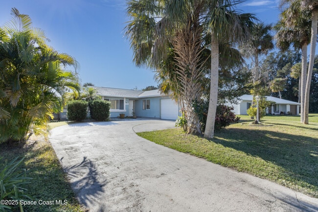 1202 Linmoor Cir NE in Palm Bay, FL - Building Photo - Building Photo