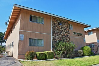 Pine Brook in Riverside, CA - Foto de edificio - Building Photo