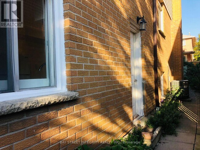4145-4145 Quaker Hill Dr in Mississauga, ON - Building Photo - Building Photo