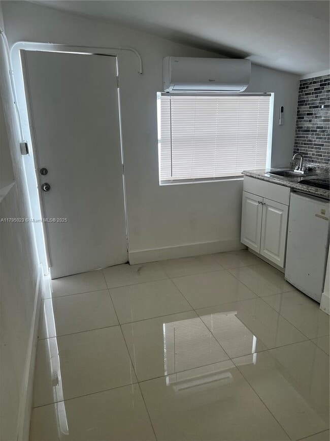 6651 Custer St in Hollywood, FL - Building Photo - Building Photo