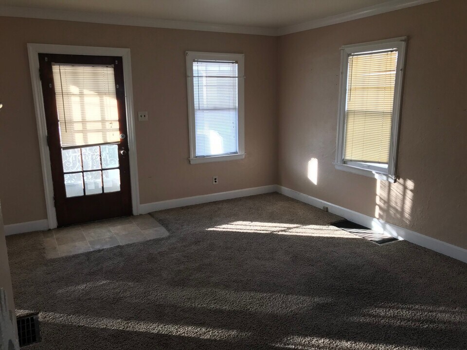 323 Hillview Dr in Rossford, OH - Building Photo