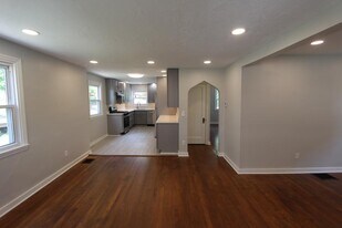 905 Benton Ave in Pittsburgh, PA - Building Photo