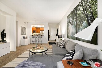 7100 Playa Vista Dr in Los Angeles, CA - Building Photo - Building Photo