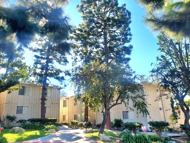 PV Victoria Apartments in Rancho Palos Verdes, CA - Foto de edificio - Building Photo