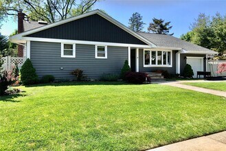 6 Ann Dr in Syosset, NY - Building Photo - Building Photo