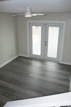 7023 Oakwood Dr in New Port Richey, FL - Building Photo - Building Photo