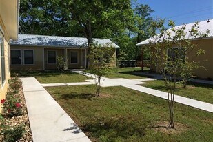 259 E 7th St in Somerville, TX - Building Photo