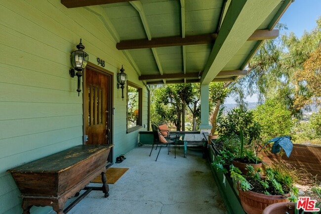 948 Elyria Dr in Los Angeles, CA - Foto de edificio - Building Photo