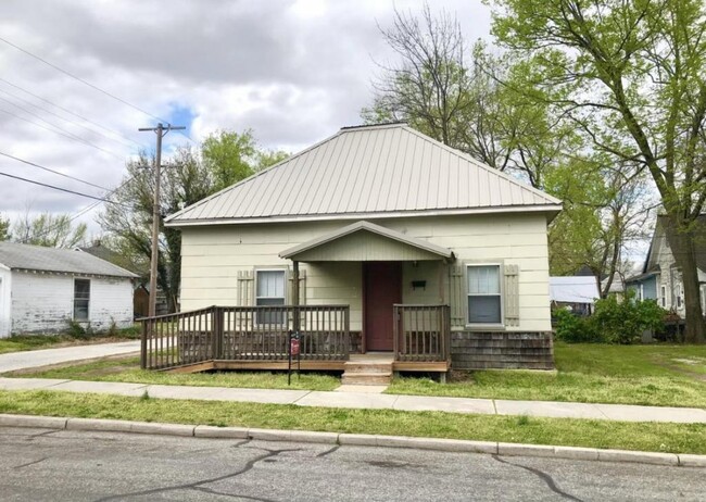 property at 609 W 15th St