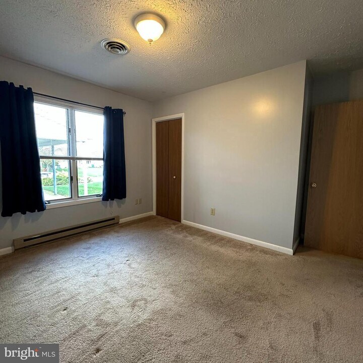 1088 Westgate Dr in Chambersburg, PA - Building Photo
