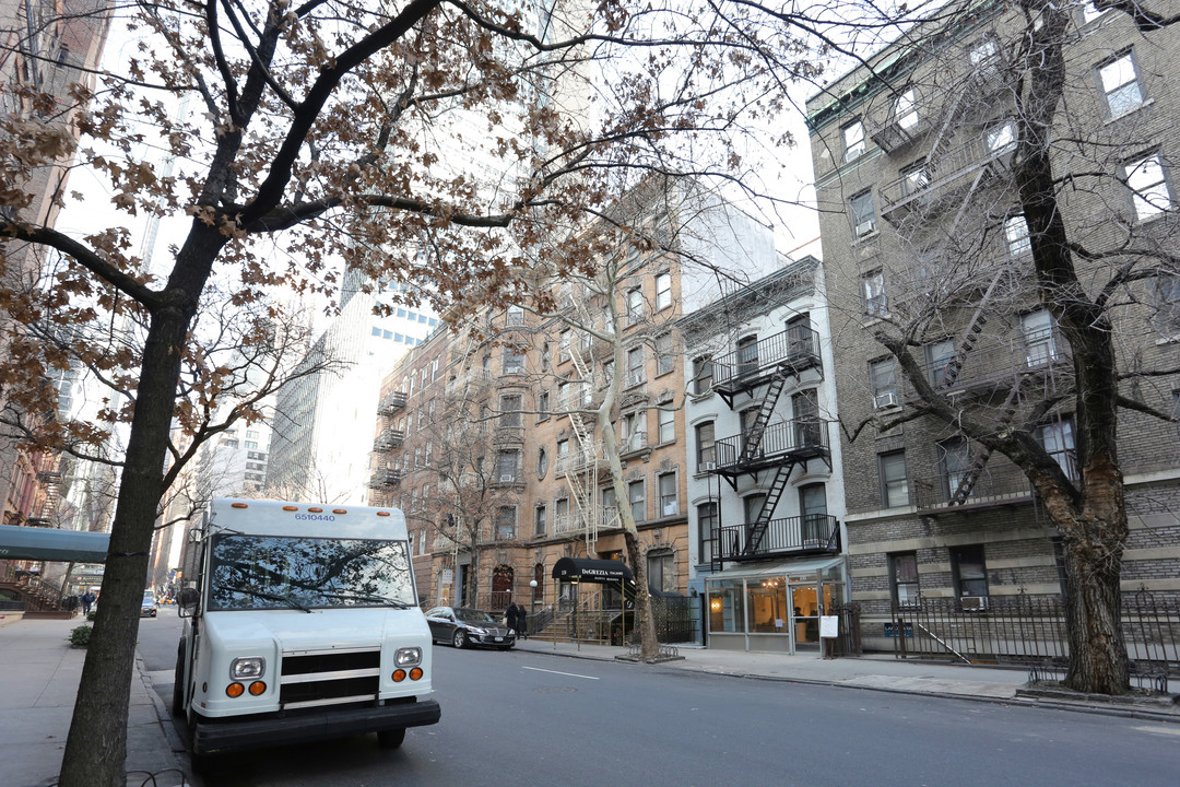 231 East 50th Street in New York, NY - Building Photo