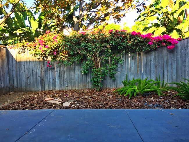 Tropical Palms Apartments in West Hollywood, CA - Building Photo - Building Photo