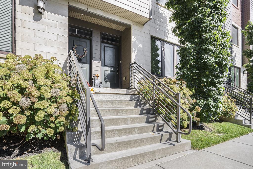 906 Lakeview Ct in King of Prussia, PA - Building Photo