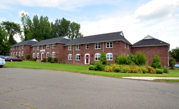 Williamsburg Apartments in Windsor, CT - Building Photo - Primary Photo