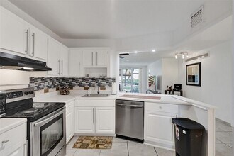 1690 NE 191st St, Unit 1121 in Miami, FL - Foto de edificio - Building Photo