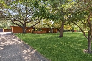10714 Royal Springs Dr in Dallas, TX - Building Photo
