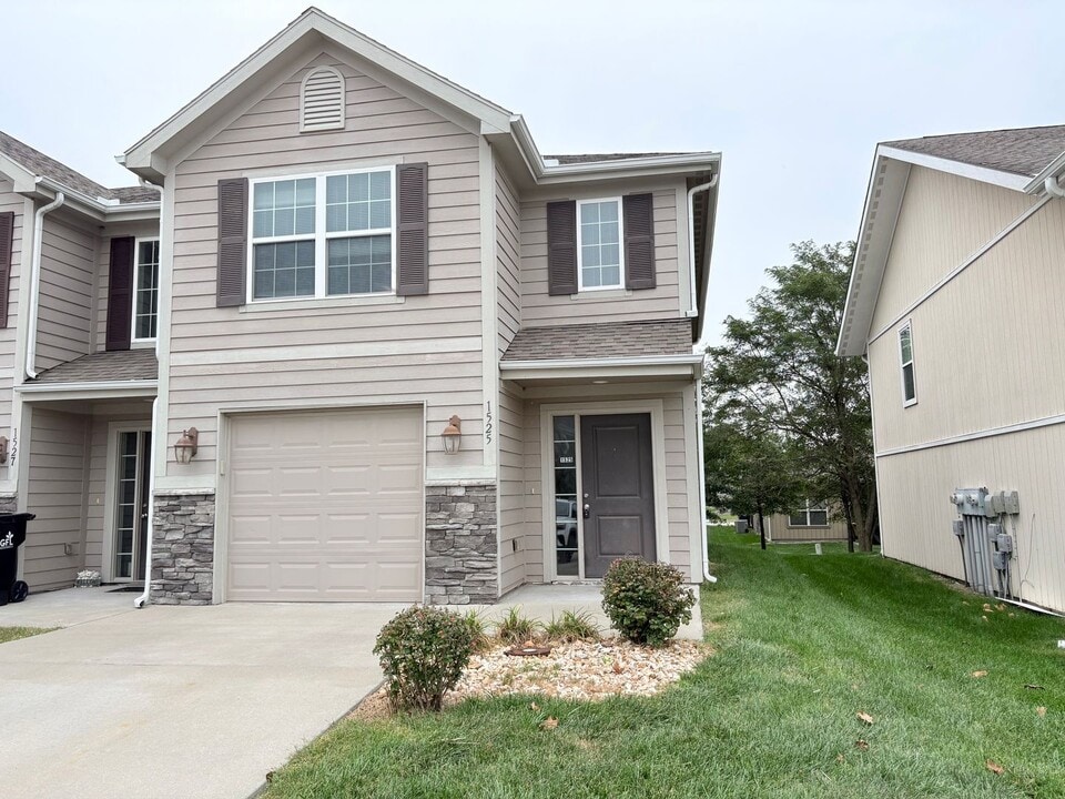 1525 NE Erin Ct in Grain Valley, MO - Building Photo