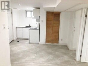 42 St Dunstan Dr in Toronto, ON - Building Photo - Building Photo