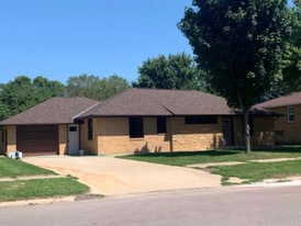 1539 E 9th St in Sheldon, IA - Building Photo