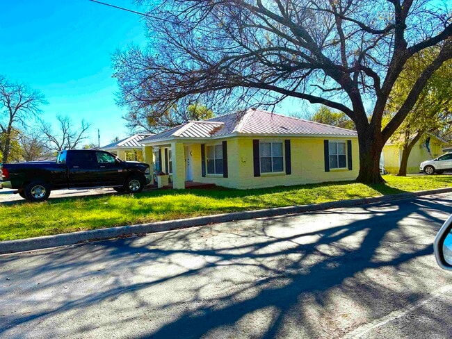 800 S Vandeveer St in Burnet, TX - Building Photo - Building Photo