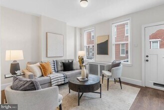 812 Livingston St in Philadelphia, PA - Foto de edificio - Building Photo