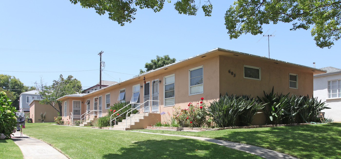 603 E Cedar Ave in Burbank, CA - Building Photo