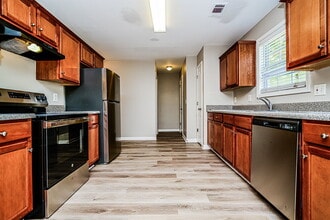 5792 Castlebrook Dr in Douglasville, GA - Foto de edificio - Building Photo