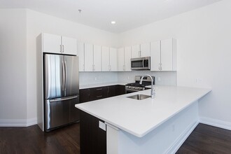 335 Central Ave in Jersey City, NJ - Building Photo - Interior Photo