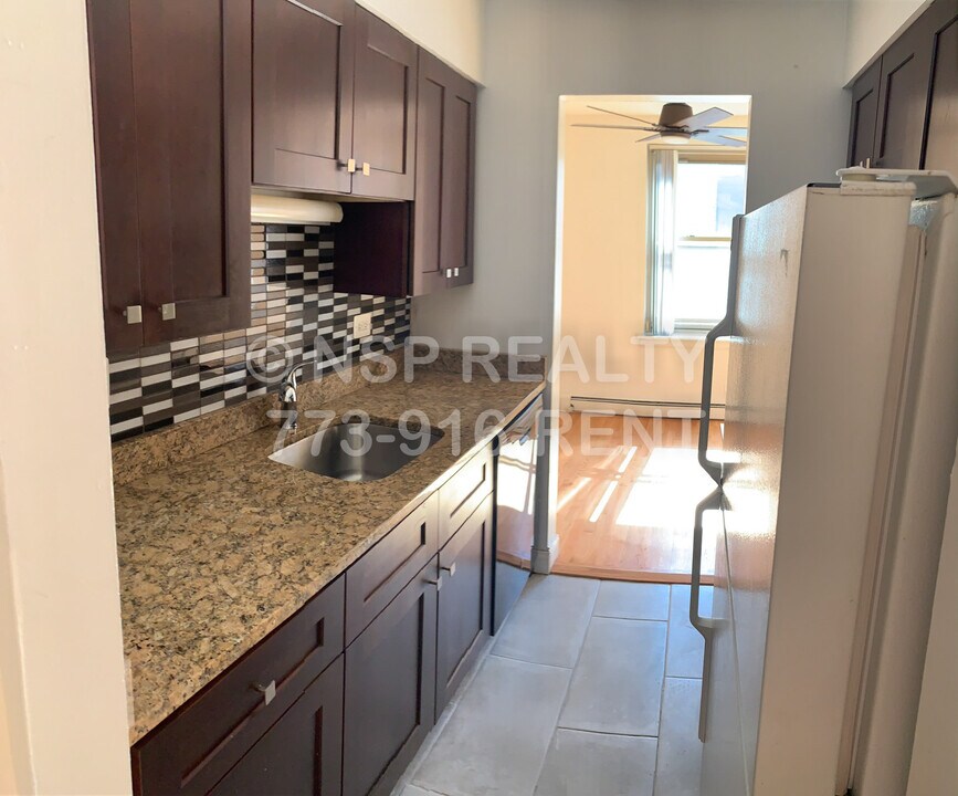 3710 N Pine Grove Ave, Unit 516 in Chicago, IL - Foto de edificio