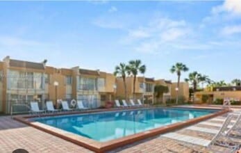 9390 W Flagler St in Miami, FL - Building Photo - Building Photo