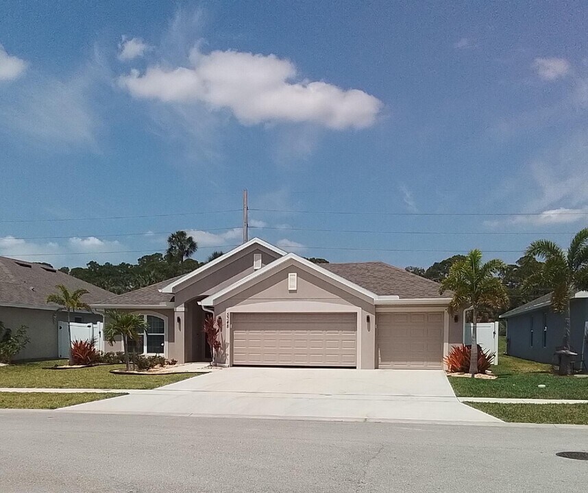 5348 Lugo St in Fort Pierce, FL - Building Photo