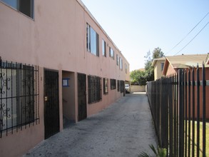 912 W 69th St in Los Angeles, CA - Building Photo - Building Photo